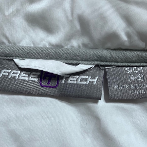 Free Tech lightweight jacket with hood and pockets - Picture 8 of 8